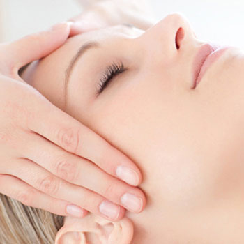 Funktionsdiagnostik (Überprüfung des Kiefergelenks): Kopfmassage bei entspannter Frau
